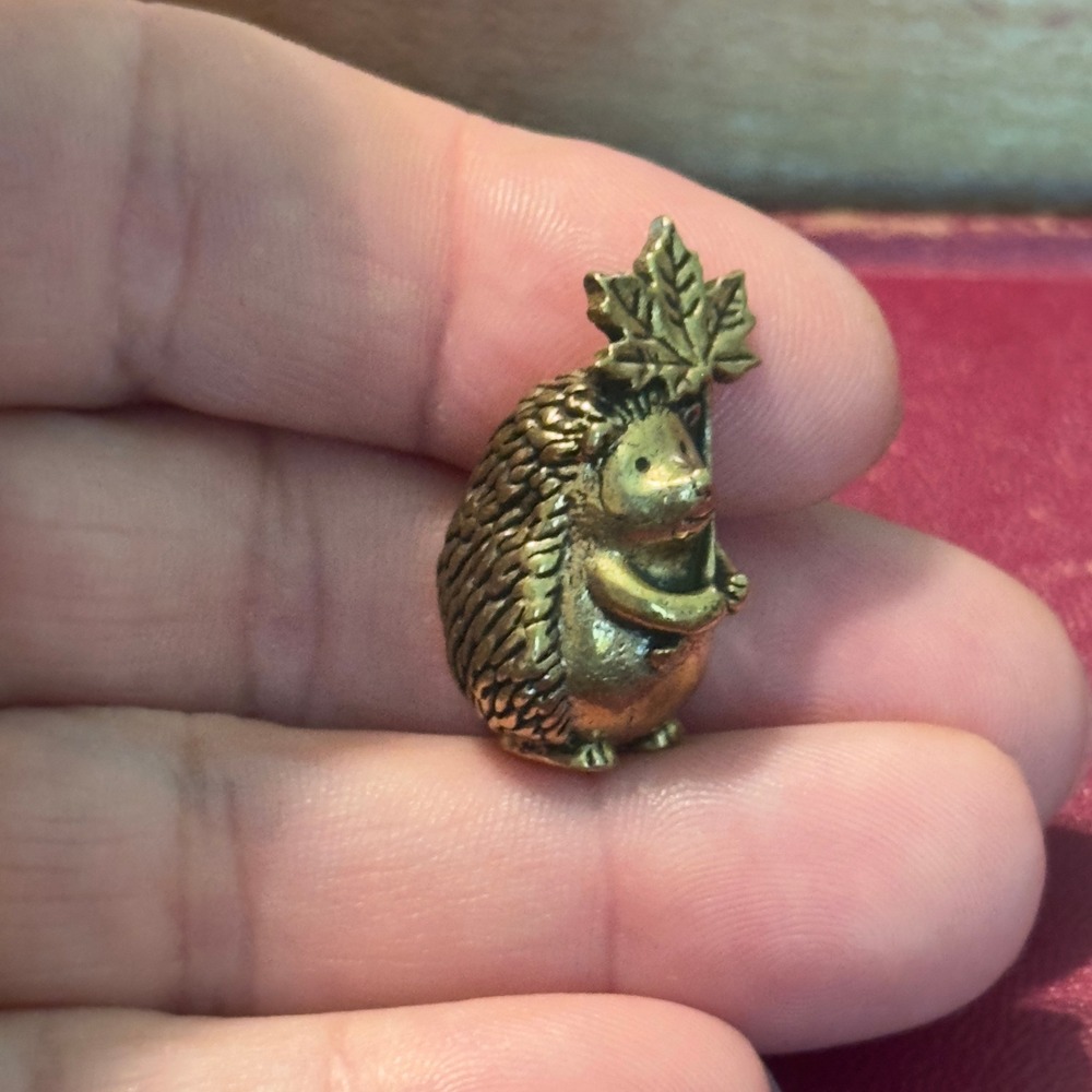 BG16 Hedgehog Figurine Gold Tone Miniature Leaf Umbrella Vintage Style 1in - Picture 5 of 7